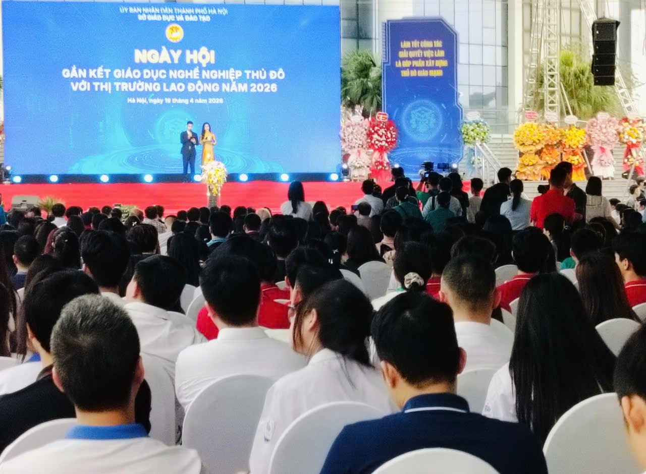 A group of people sitting in chairs

Description automatically generated