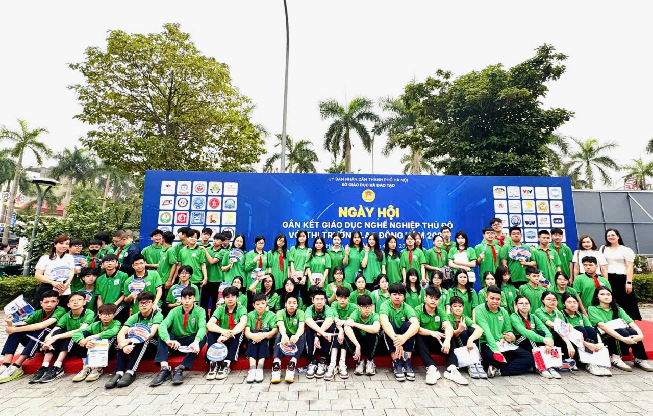 A group of people posing for a photo

Description automatically generated