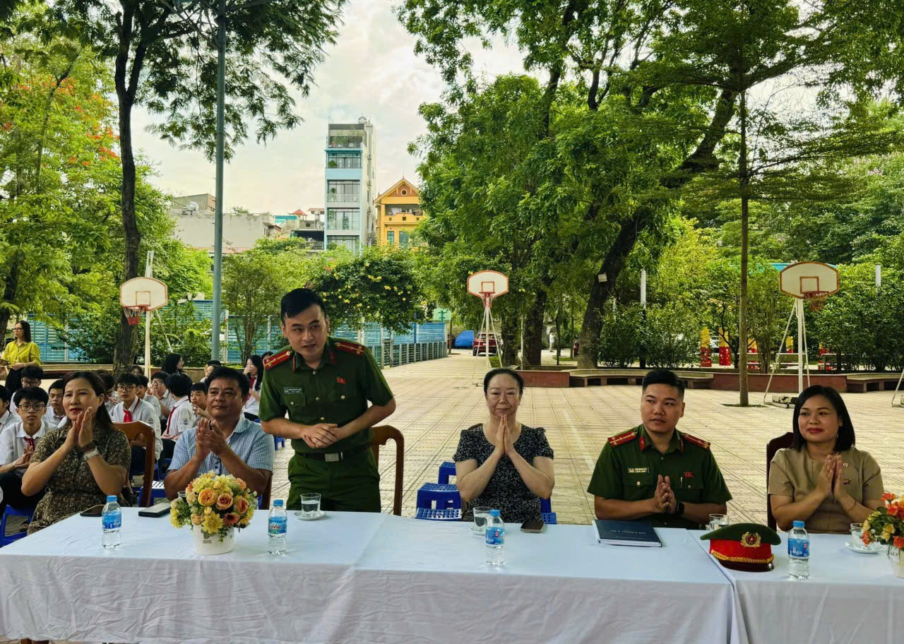 A group of people sitting at a tableDescription automatically generated