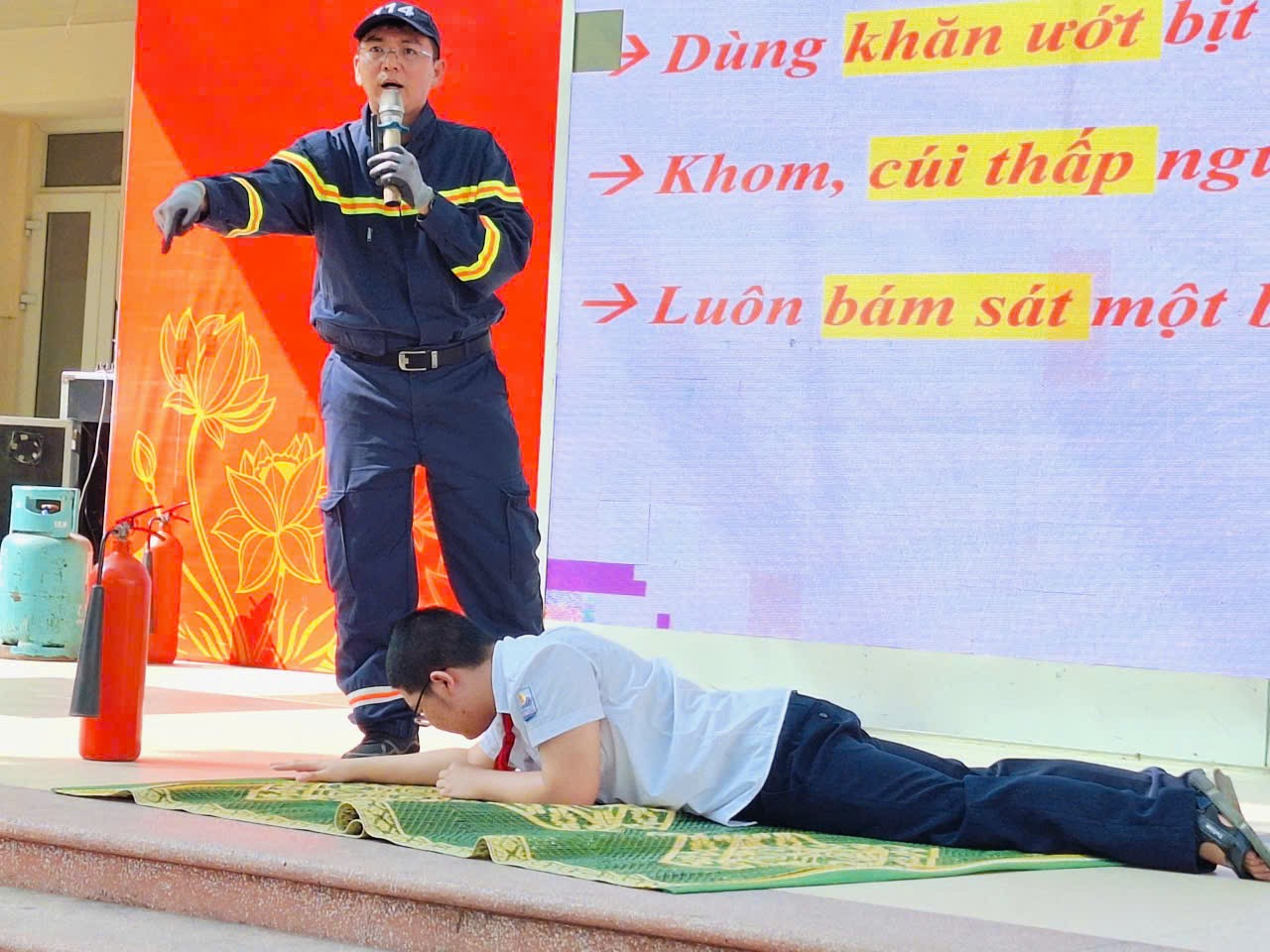 A person in uniform and a person in uniformDescription automatically generated