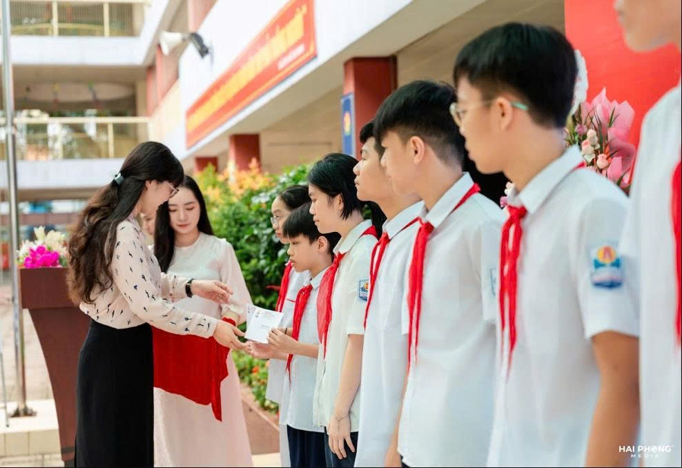 A person handing a piece of paper to a group of peopleDescription automatically generated
