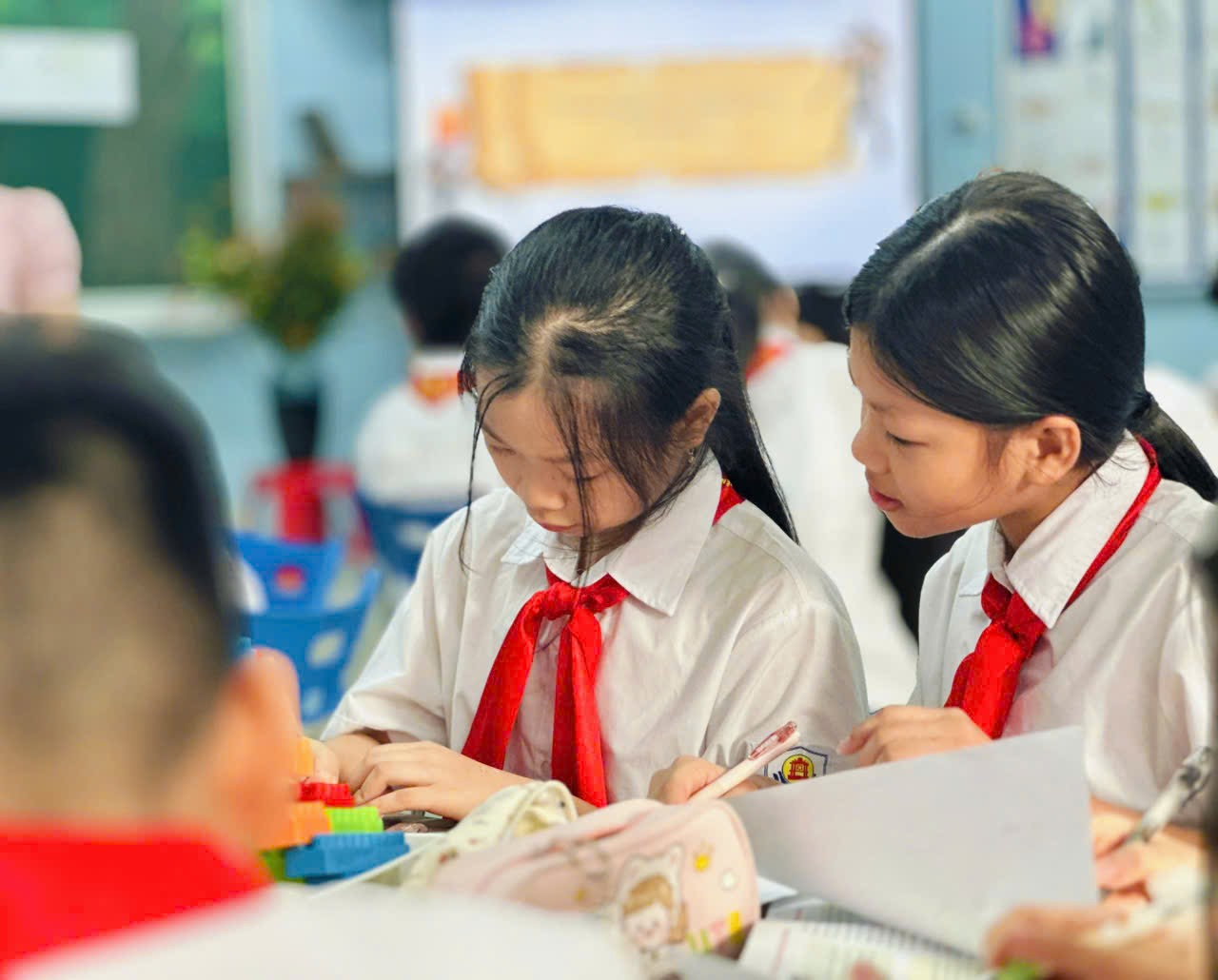 A group of children in a classroomDescription automatically generated