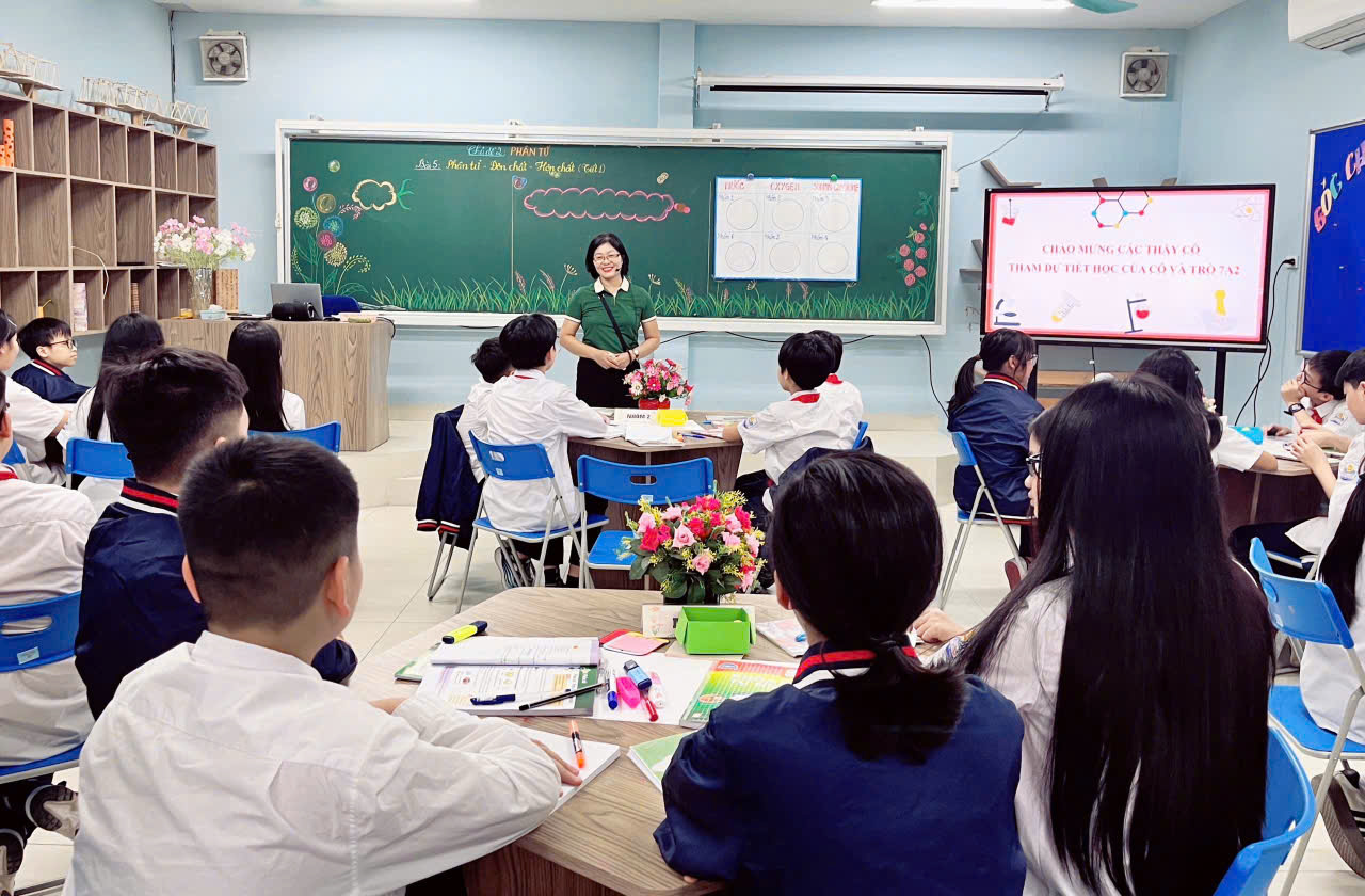 A person standing in front of a classroom with studentsDescription automatically generated