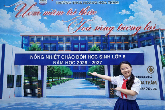 Thêm nền trường THCS Hoàng Hoa Thám phía sau
