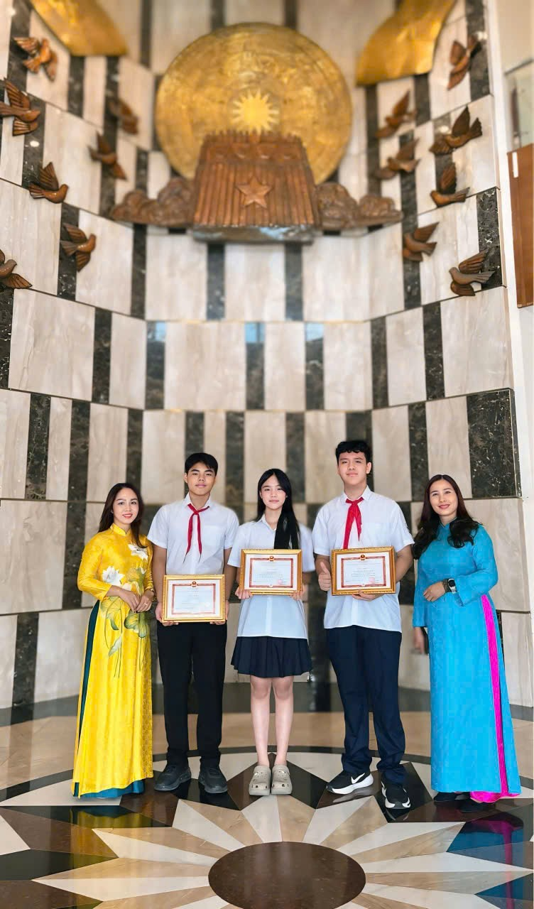 A group of people holding certificates

Description automatically generated