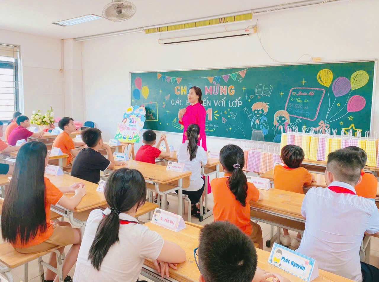 A person standing in front of a classroom with a group of kids

Description automatically generated