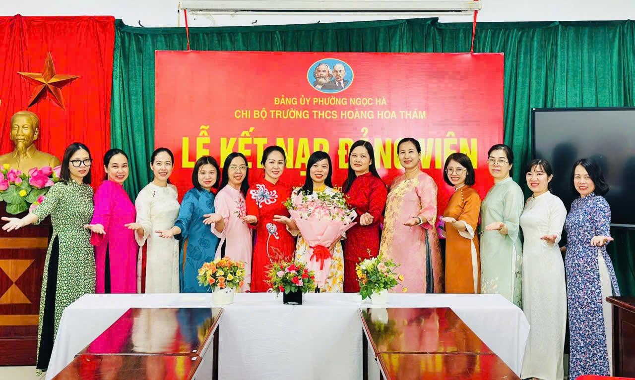 A group of women posing for a photo

Description automatically generated