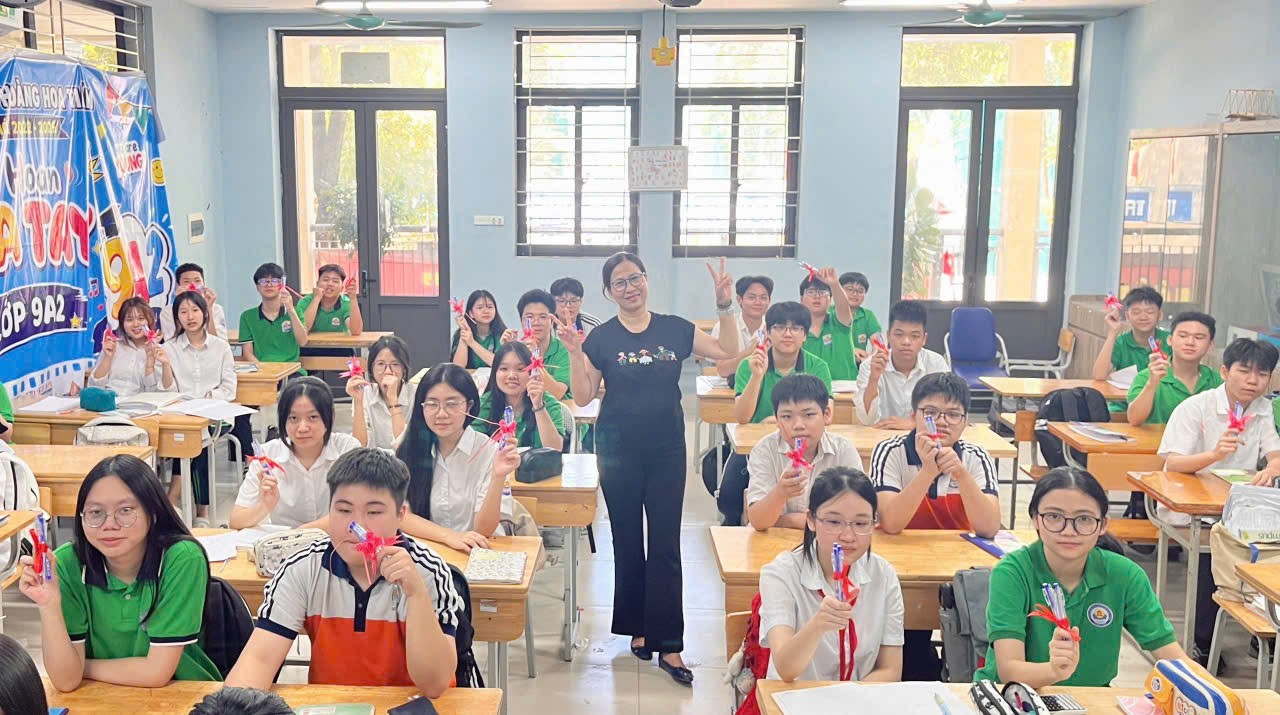 A group of students in a classroom

Description automatically generated