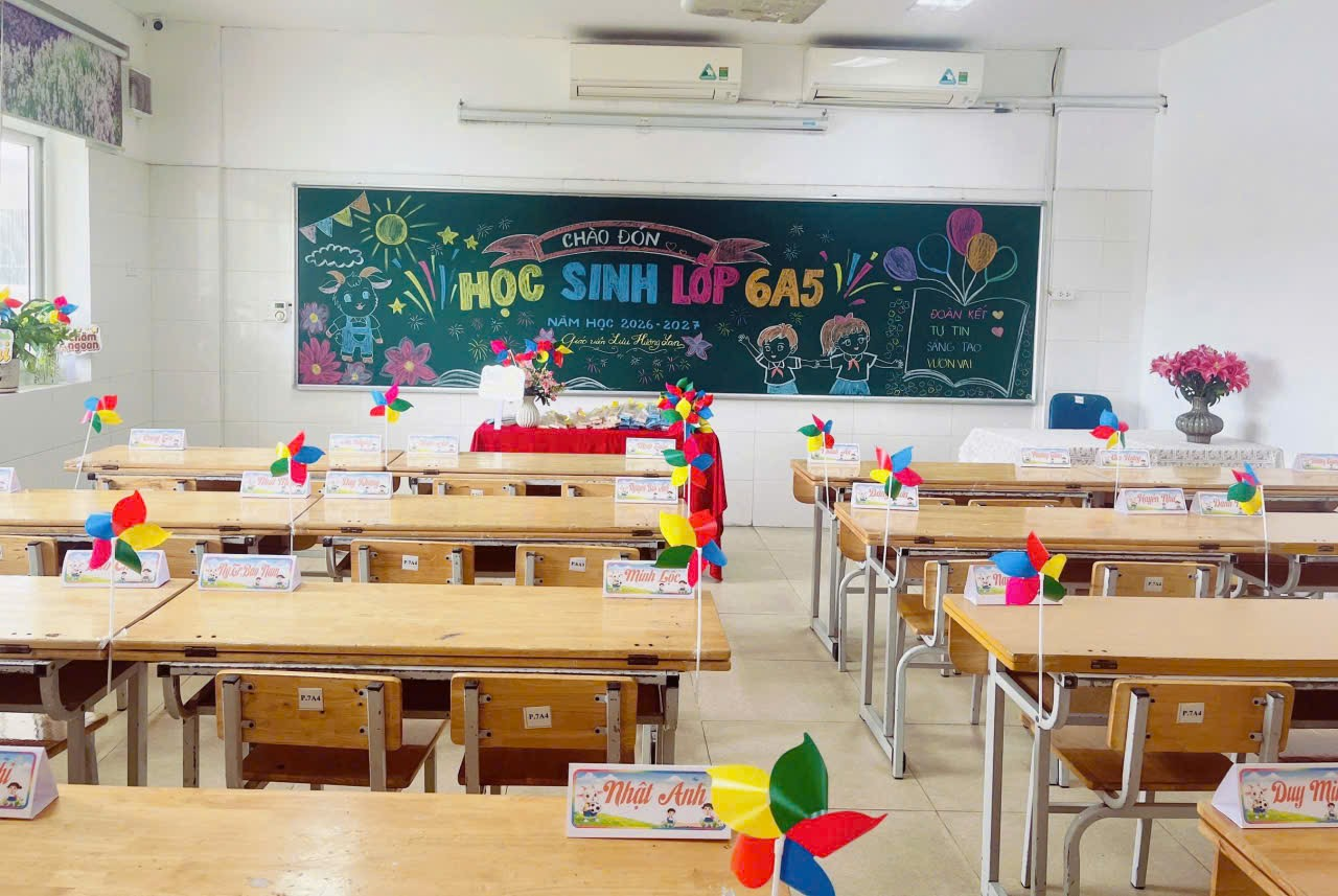 A classroom with desks and a chalkboard

Description automatically generated