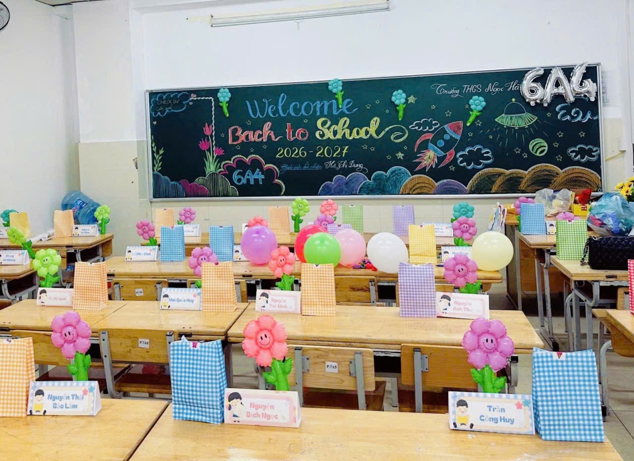 A classroom with desks and balloons

Description automatically generated