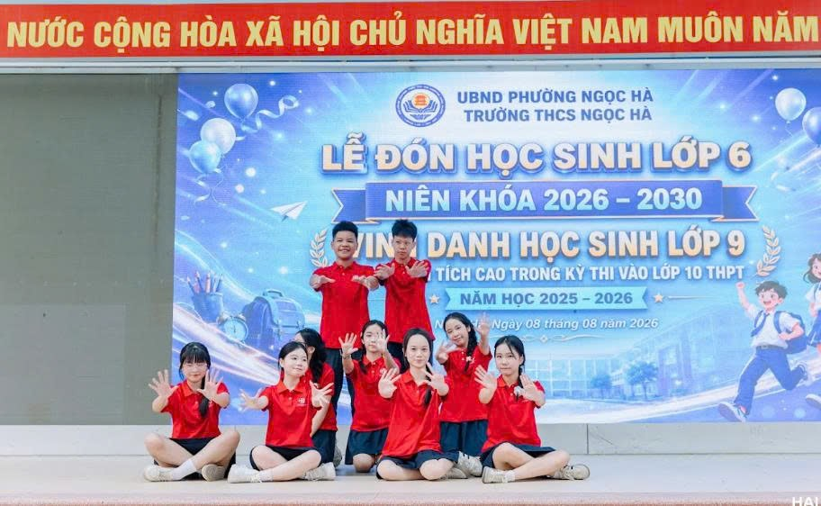 A group of children posing for a photo

Description automatically generated