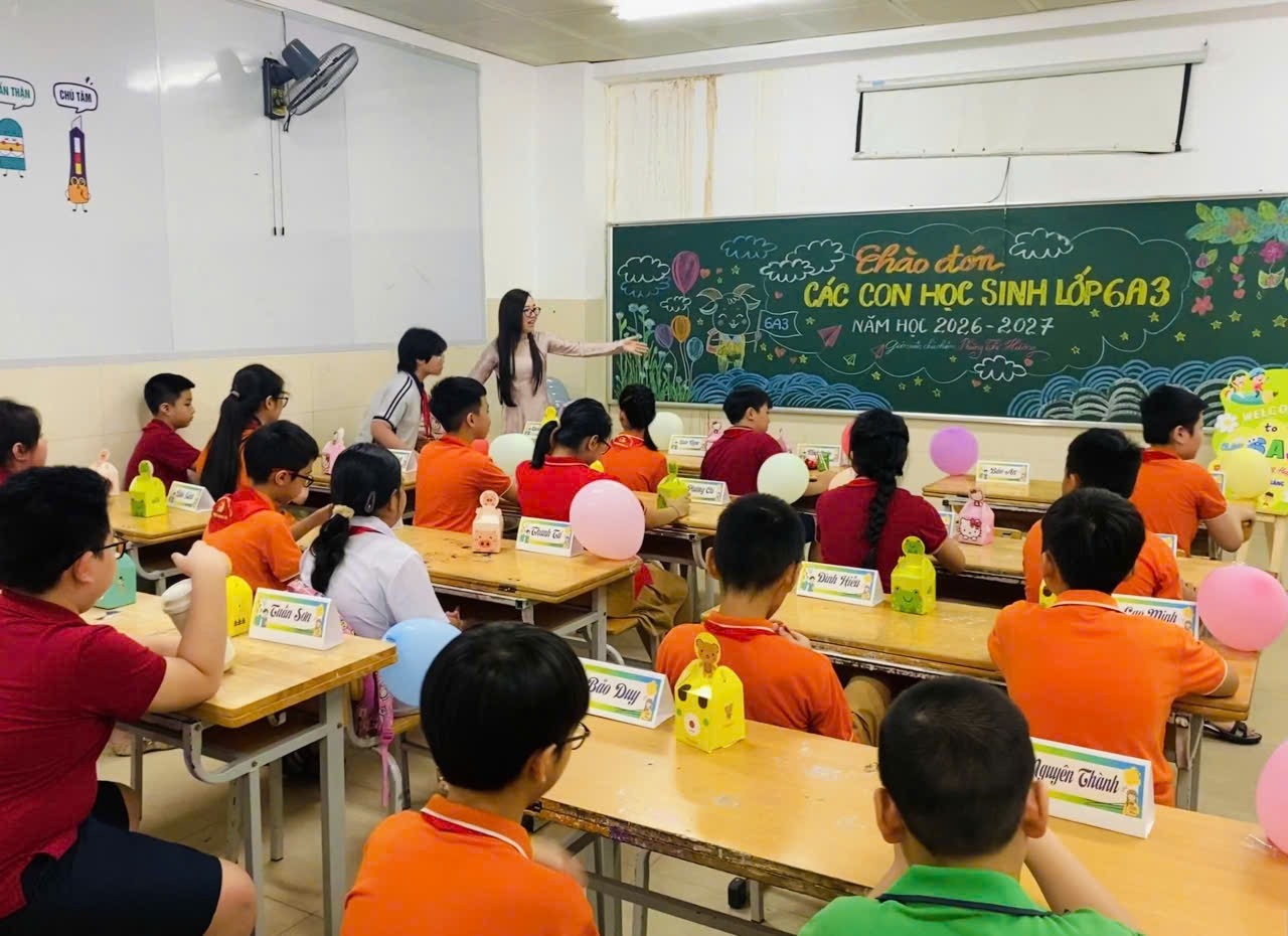 A group of people sitting at desks in a classroom

Description automatically generated