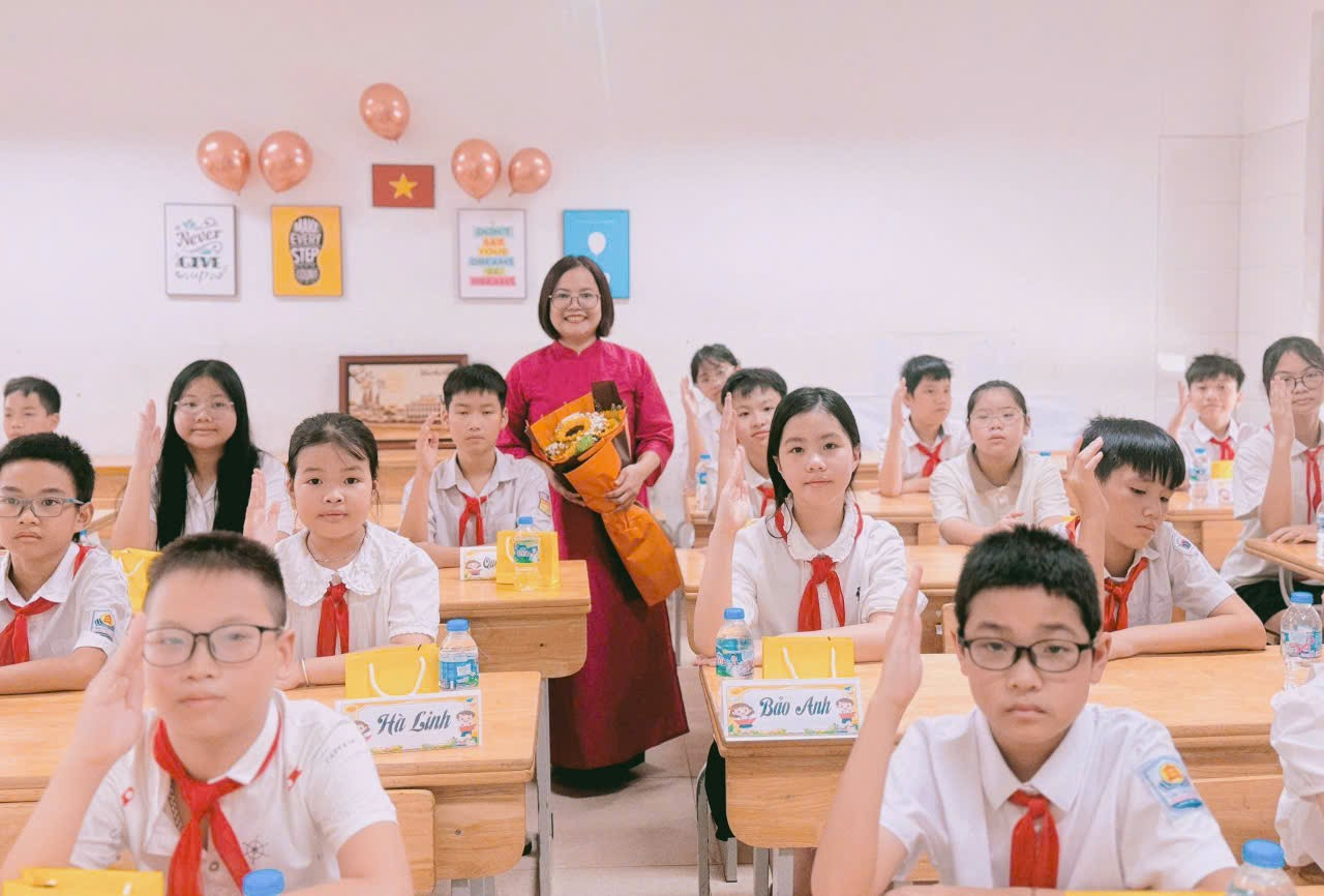A group of children in a classroom

Description automatically generated