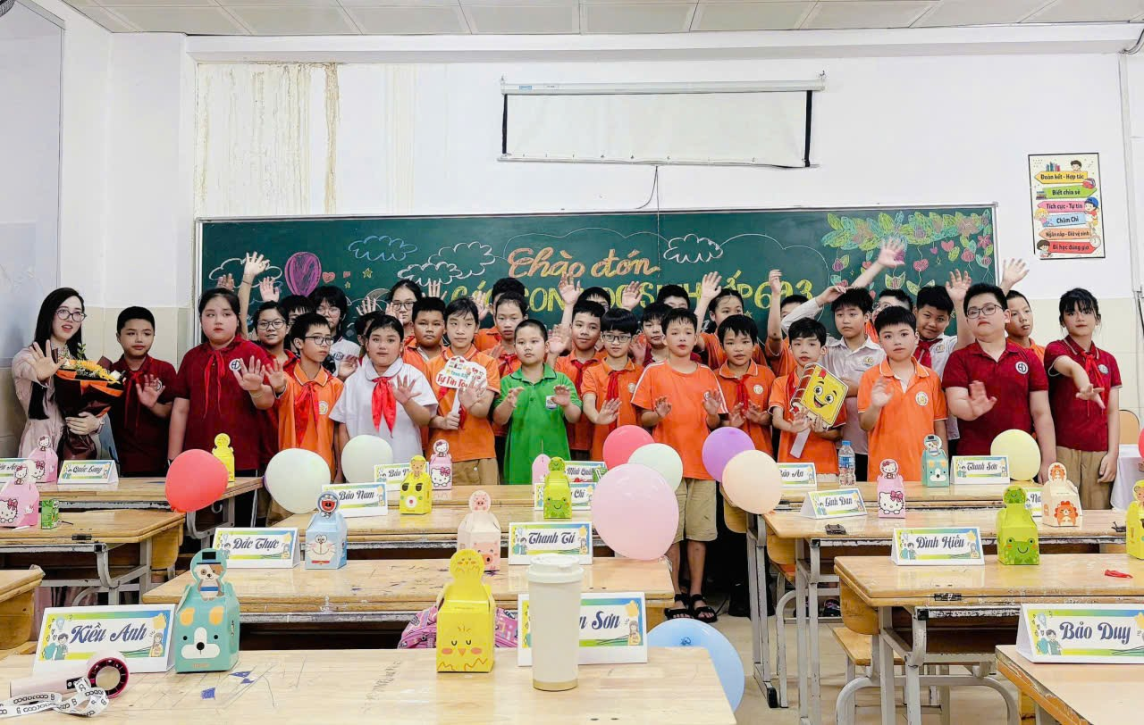 A group of children in a classroom

Description automatically generated