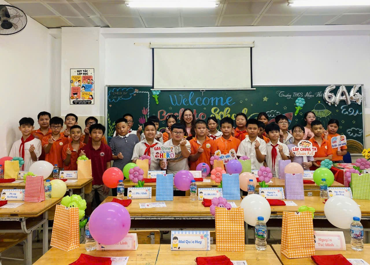 A group of people in a classroom

Description automatically generated