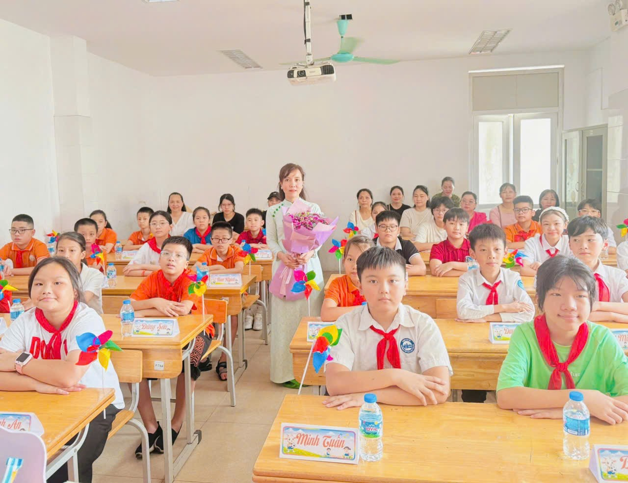 A group of people in a classroom

Description automatically generated