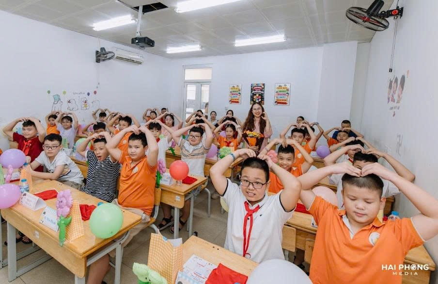 A group of children in a classroom

Description automatically generated