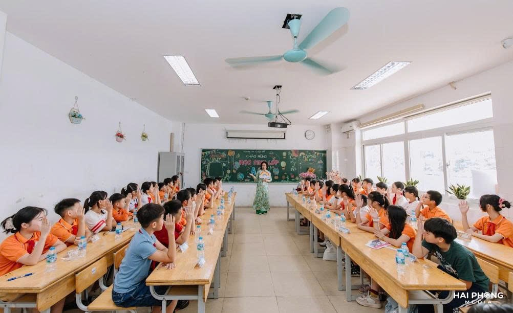 A group of people sitting at tables in a classroom

Description automatically generated