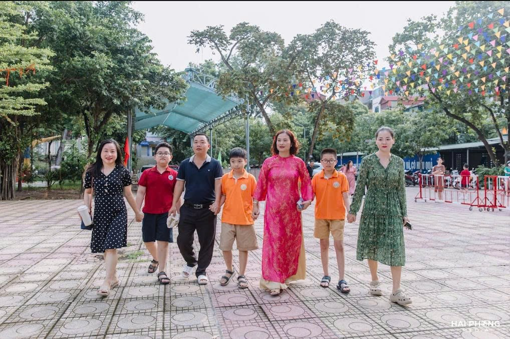 A group of people walking on a sidewalk

Description automatically generated