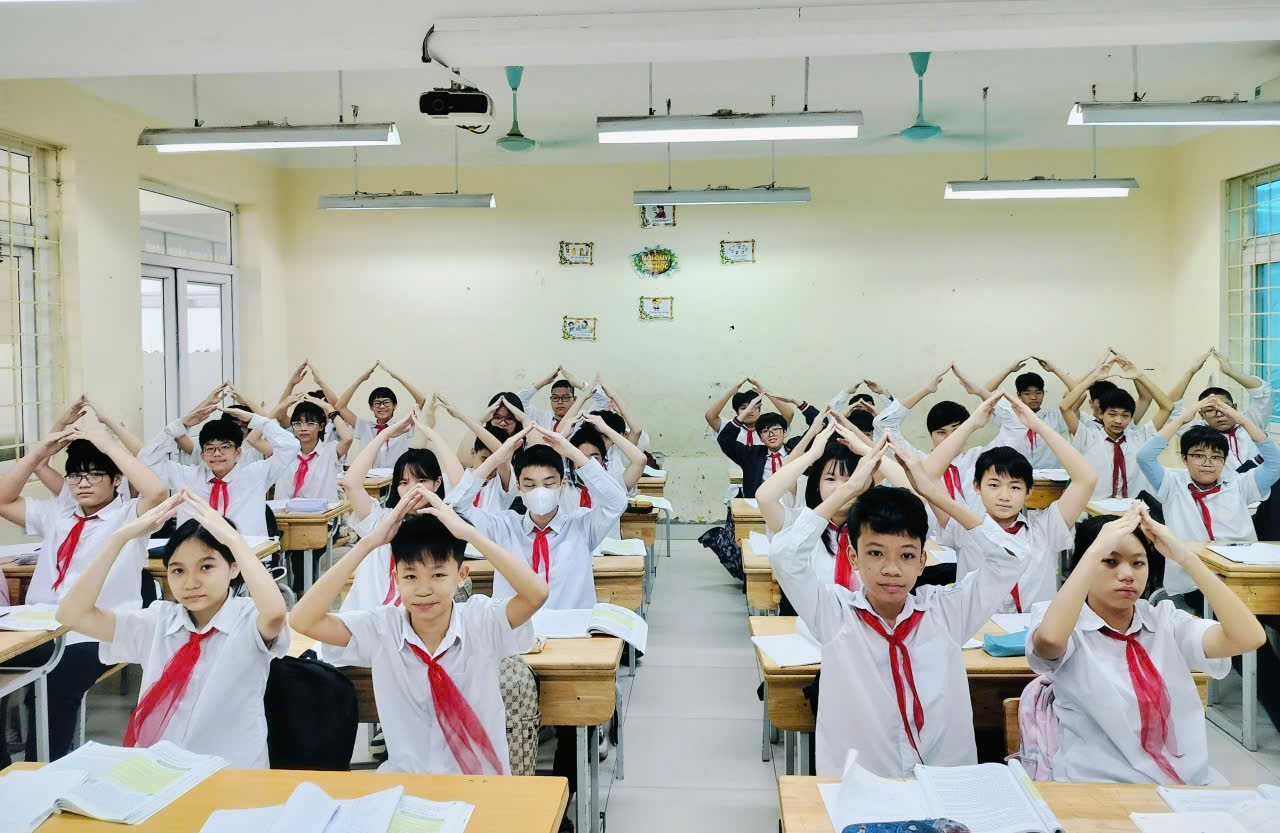 A group of students in a classroom
Description automatically generated