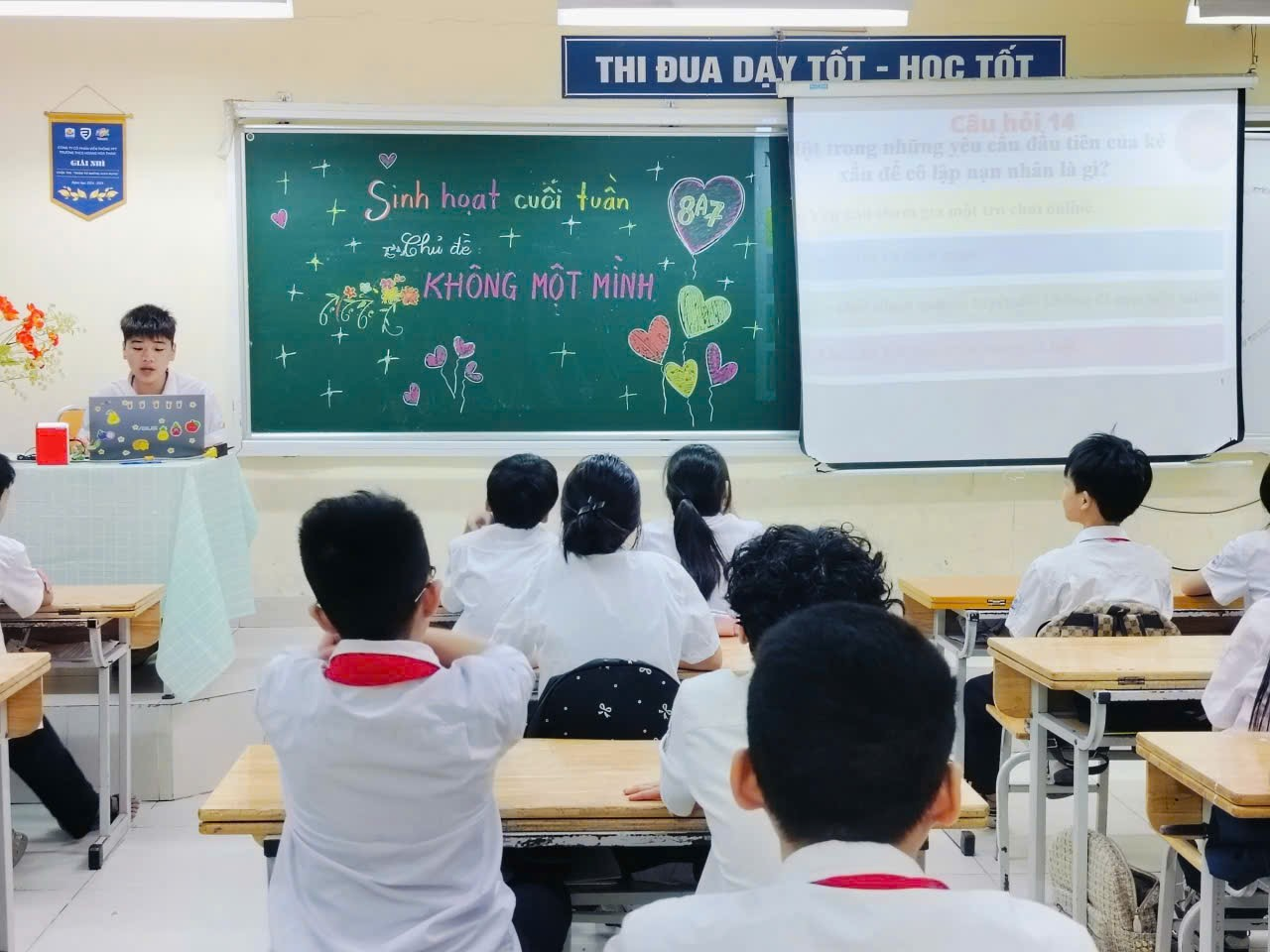 A group of students in a classroom
Description automatically generated